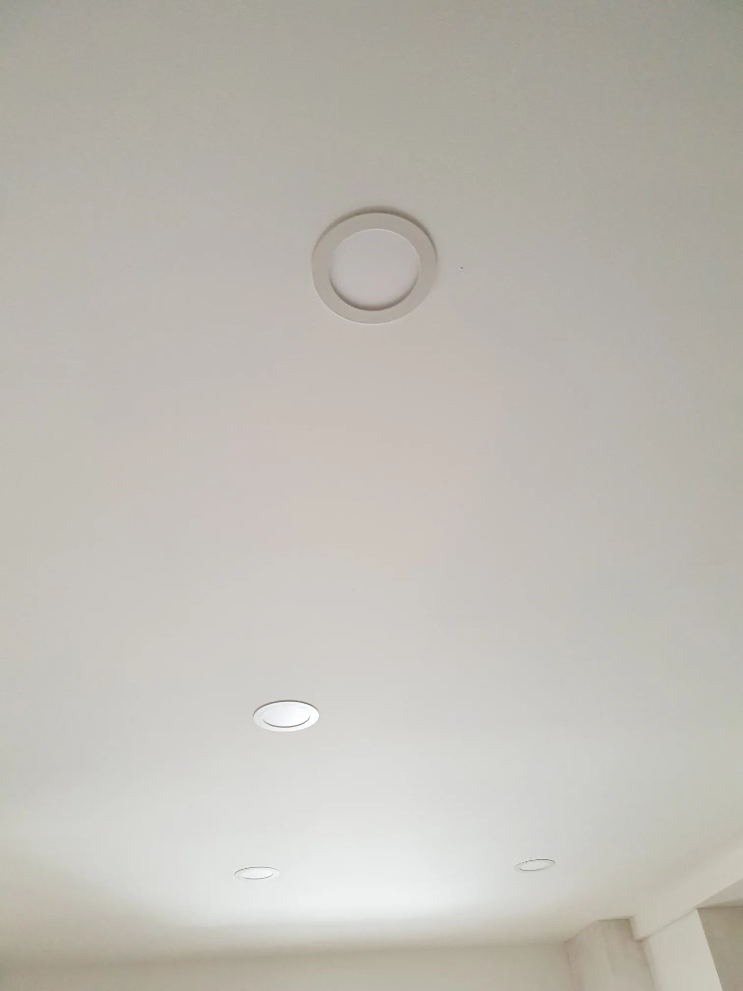 Weiße Decke mit runden Einbauleuchten