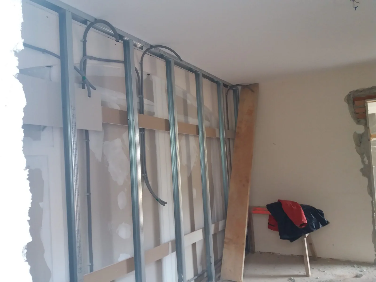 Ständerwand aus Metallprofilen mit verlegten Leitungen, noch ohne Platten